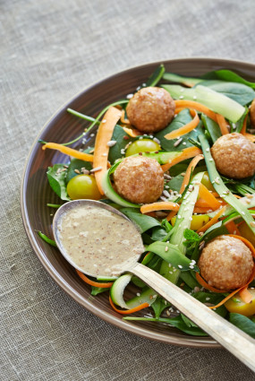 Gaļas bumbiņas ar zaļiem lapu salātiem un valriekstu medus mērci