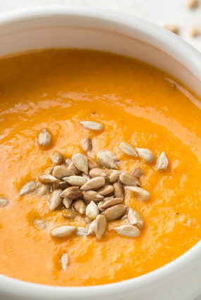 Tomātu un burkānu biezzupa ar diviem sieriem