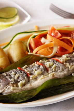 Zivs purava lapā ar dārzeņu salātiem