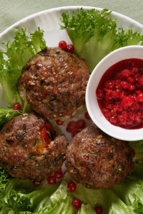 Gaļas bumbas ar dārzeņu skaidiņu pildījumu un jāņogu mērci