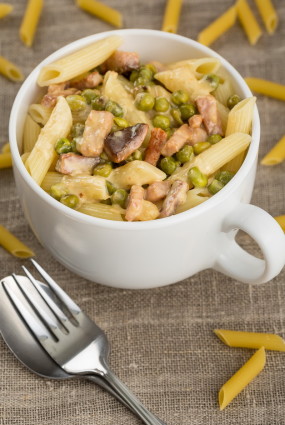 Pasta penne siera mērcē ar zaļajiem zirnīšiem un šķiņķi