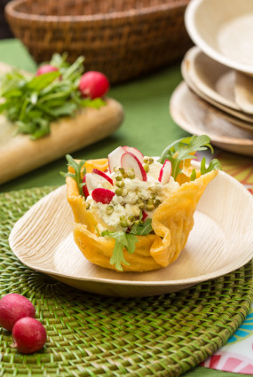 Pavasara salāti siera groziņos