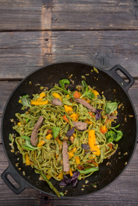 Svaigā spinātu pasta ar sparģeļiem, papriku un ķiršu tomātiņiem