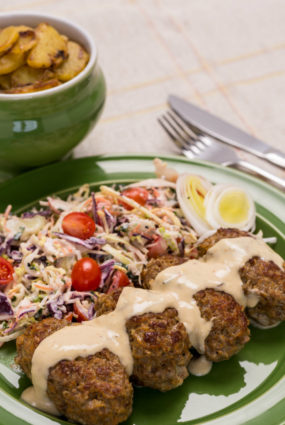 Liellopu gaļas un dārzeņu kotletes, pildītas ar zilo sieru