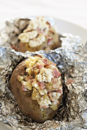 Mundierī cepti kartupeļi ar žāvētas gaļas un biezpiena mērci