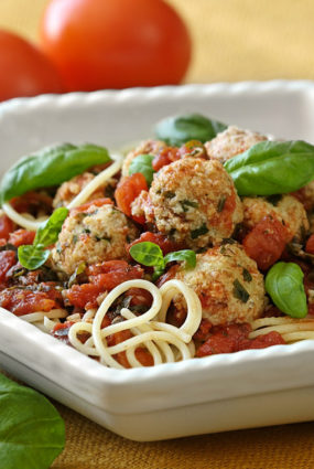 Spageti ar pikšas frikadelēm garšaugu tomātu mērcē