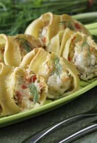 Pastas “gliemeži” ar vasarīgu vistas filejas pildījumu