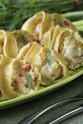 Pastas “gliemeži” ar vasarīgu vistas filejas pildījumu