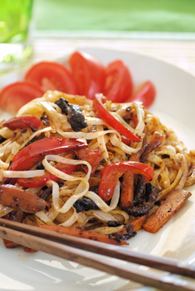 Siltie salāti ar rīsu nūdelēm un liellopu gaļas strēmelītēm