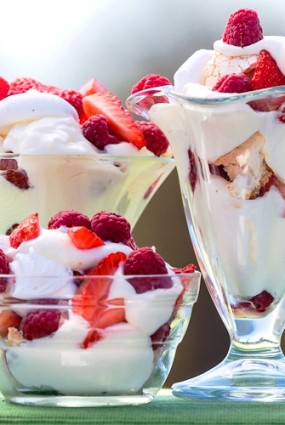 Vasaras deserts – biezpiena krēms ar bezē un svaigām ogām