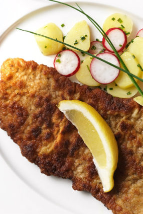 Vīnes šnicele ar kartupeļu salātu vasaras versiju