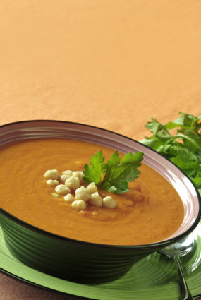 Paprikas, selerijas saknes un tomātu krēmzupa