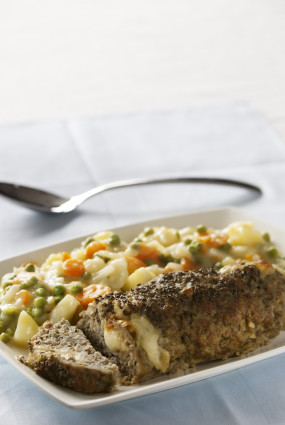 Klasisks viltotais zaķis ar siera pildījumu un tikpat klasisku sakņu sautējumu