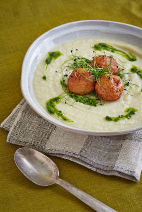 Ziedkāpostu krēmzupa ar lakšu pesto, pasniegta ar gaļas bumbiņām