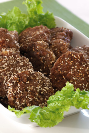 Aknu plācenīši sezama sēkliņu garozā