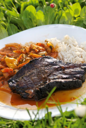 Muļķu drošais vasaras cūķis ar karsto dārzeņu mērci