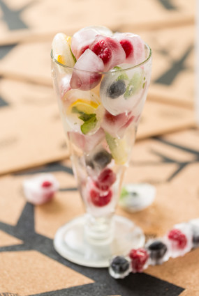 Bērzu sulas ledus kubiņi svaigiem vasaras dzērieniem