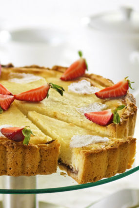 Biezpiena kūka ar zemenēm