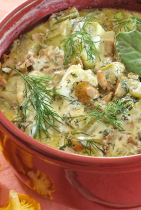 Gaileņu, kabaču un diļļu sautējums podiņā