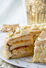 Citrusaugļu un baltās šokolādes biskvīta torte