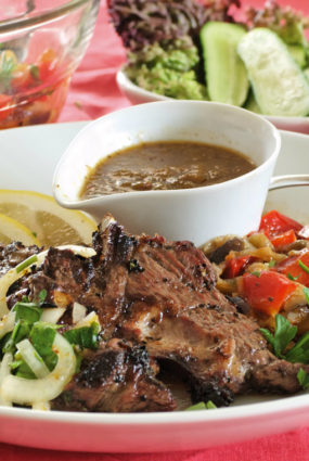 Jēra gaļas šķēles ar silto baklažānu mērci