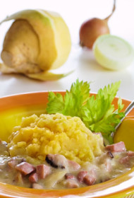 Rudenīgais kāļu un kartupeļu biezenis ar žāvētas gaļas un sīpolu mērci
