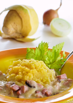 Rudenīgais kāļu un kartupeļu biezenis ar žāvētas gaļas un sīpolu mērci