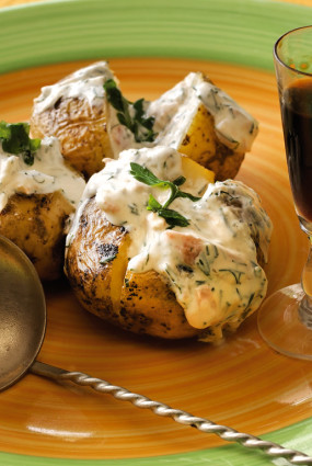 Folijā cepti kartupeļi ar laša mērci