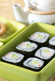 Suši ar krabju nūjiņām, gurķi un vasabi