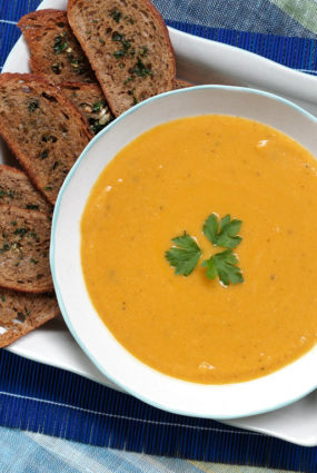 Vircotas garšaugu maizītes pie pikantas lēcu zupas