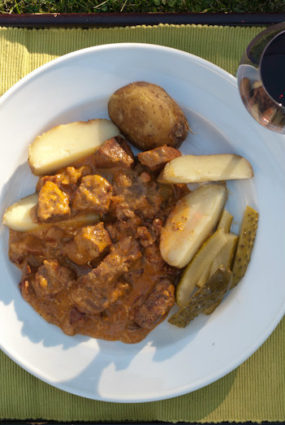 Mežacūkas sautējums ar gailenēm