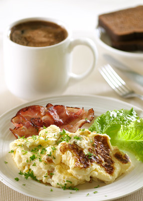 Brokastu omlete ar bekonu