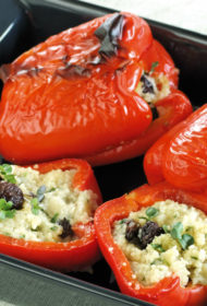 Ar kuskusu pildīta sarkanā paprika