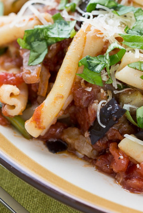 Pasta a la norma – pasta baklažānu un tomātu mērcē