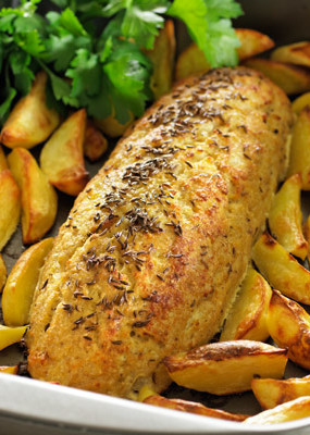 Cepeškrāsnī cepti pikšas kukulīši ar zeltainām kartupeļu šķēlēm