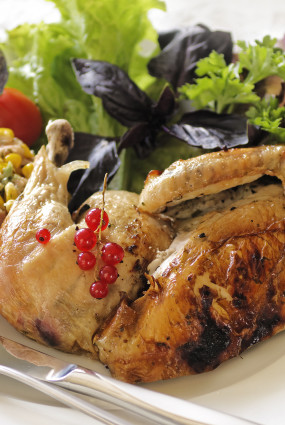 Ar kukurūzu un bekonu pildīta vista “Frango recheado”
