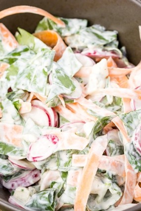 Redīsu salāti kā pamatēdiens – ar zilo sieru un sātīgu mērci