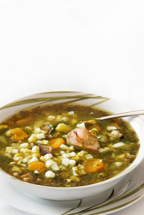 Skābeņu un nātru zupa ar kūpinātu cūkgaļas šķiņķi