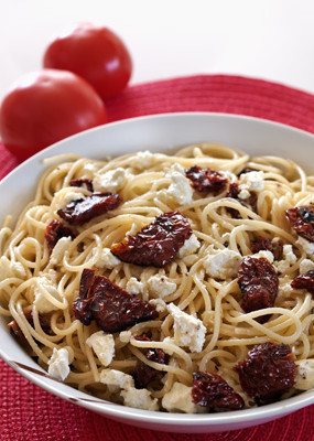 Pasta ar Favitas sieru un saulē kaltētiem tomātiem