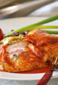 Liellopu gaļas steiks ar šķiņķi un sieru tomātu sulā – “Bife de a parmegiana”