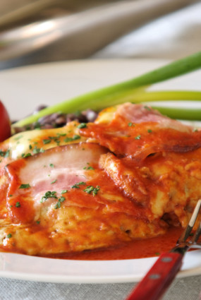 Liellopu gaļas steiks ar šķiņķi un sieru tomātu sulā – “Bife de a parmegiana”
