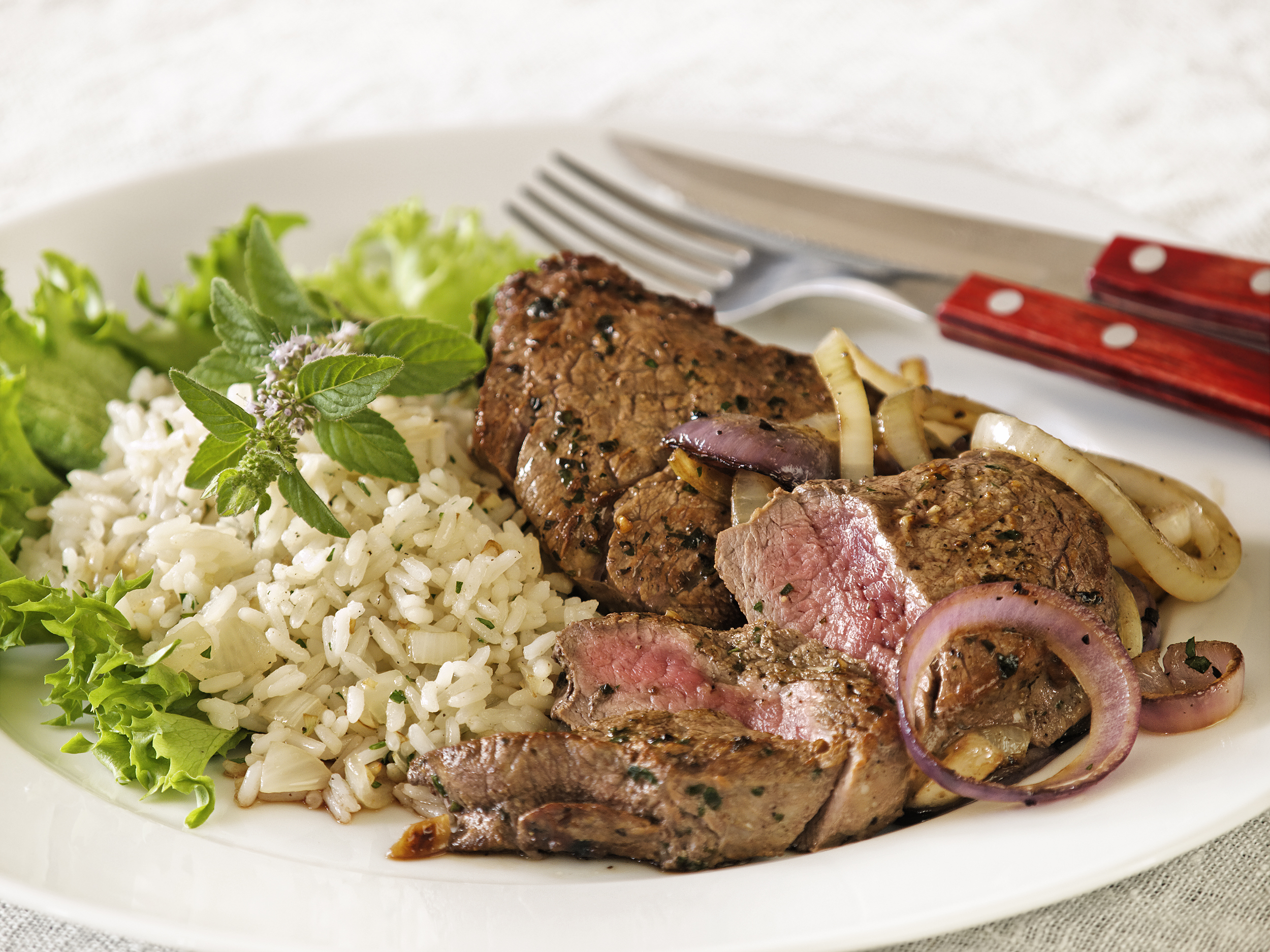 Steiks ar sīpoliem “Bife acebolado”