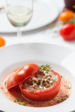 Krāsnī cepti, ar gaileņu žuljēnu pildīti tomāti