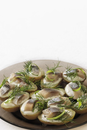 Kartupeļu uzkodas: jaunie kartupelīši ar skābo krējumu un siļķu gabaliņiem