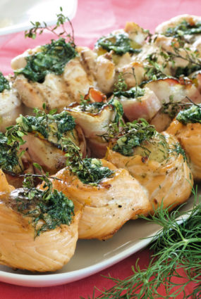 Jaunie kartupeļi krāsainos „mundieros”