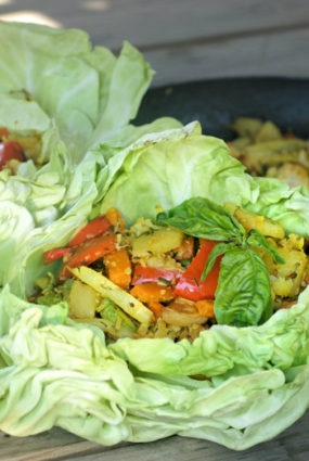 Dārzeņu sautējums kokoskriekstu skaidiņās un karijā