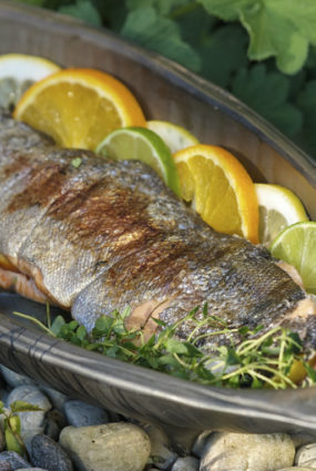 Grilēta zivs ar aromātiskām citrusaugļu ripiņām