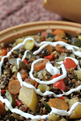 Dārzeņu un lēcu sautējums ar kumīnu zem kupola