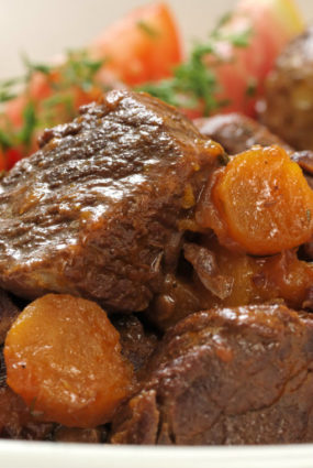 Sarkanvīnā un apelsīnos sautēta liellopu gaļa