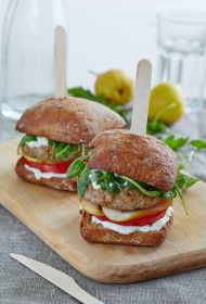 Burgers ar liellopu gaļu, bumbieri un zilo sieru